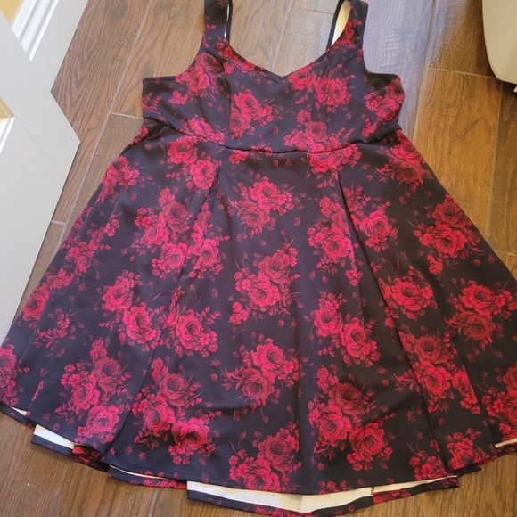 Black & Red Floral Scuba Skater Dress w/ Hidden Front Pockets, Sweetheart Neck - Picture 7 of 15